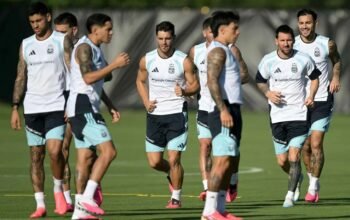 Penyerang Argentina Lionel Messi (kedua dari kanan), gelandang Leandro Paredes (kanan) dan gelandang Giovani Lo Celso (tengah) bersiap hadapi Tanjung Verde di babak 32 besar Piala Dunia 2026. (JUAN MABROMATA/AFP)/Hibata.id