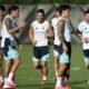 Penyerang Argentina Lionel Messi (kedua dari kanan), gelandang Leandro Paredes (kanan) dan gelandang Giovani Lo Celso (tengah) bersiap hadapi Tanjung Verde di babak 32 besar Piala Dunia 2026. (JUAN MABROMATA/AFP)/Hibata.id