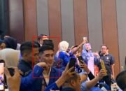 Emak-emak FB Pro Kompak Memburu Verrell Bramasta di Pelantikan PAN Gorontalo/Hibata.id