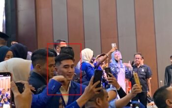 Emak-emak FB Pro Kompak Memburu Verrell Bramasta di Pelantikan PAN Gorontalo/Hibata.id