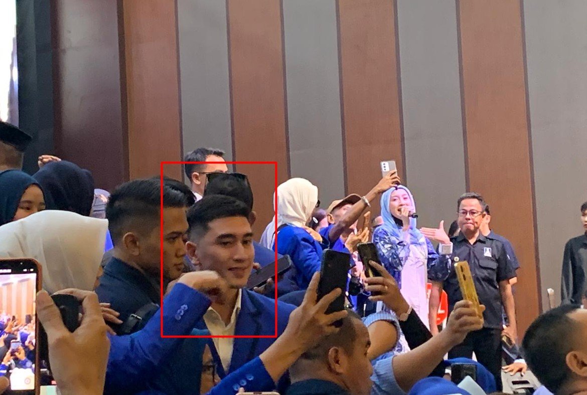 Emak-emak FB Pro Kompak Memburu Verrell Bramasta di Pelantikan PAN Gorontalo/Hibata.id