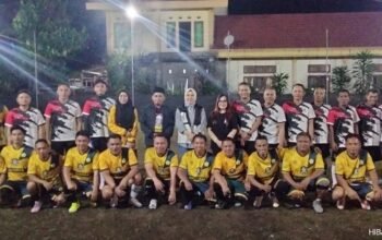 Tatong Bara menghadiri laga persahabatan PSI Bolmut melawan Alkhairaat di Bintauna. Pertandingan berlangsung penuh sportivitas dengan pesan mempererat silaturahmi/Hibata.id