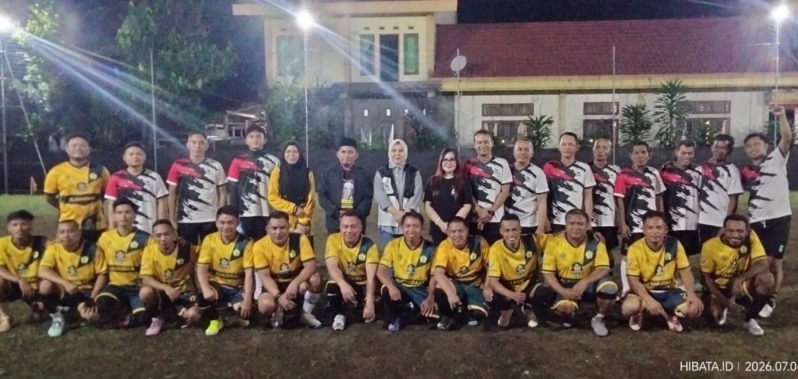 Tatong Bara menghadiri laga persahabatan PSI Bolmut melawan Alkhairaat di Bintauna. Pertandingan berlangsung penuh sportivitas dengan pesan mempererat silaturahmi/Hibata.id
