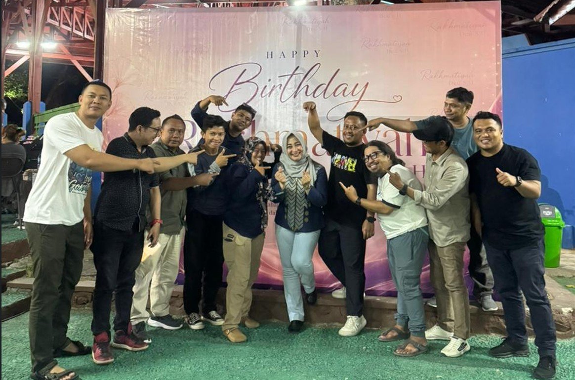 Kebersamaan Ketua Komisi I DPRD Bone Bolango, Rakhmatiyah Deu, bersama insan pers dalam momen silaturahmi pada perayaan ulang tahunnya di Pentadio Resort, Kabupaten Gorontalo, Senin (6/7/2026)/Hibata.id