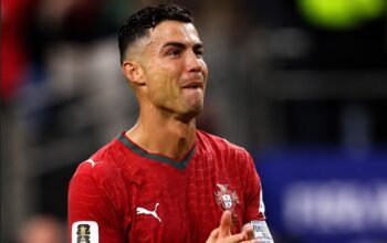 Cristiano Ronaldo tak kuasa menahan air mata setelah Portugal tersingkir dari Piala Dunia 2026 usai kalah 0-1 dari Spanyol pada babak 16 besar di Dallas. Momen ini diperkirakan menjadi penampilan terakhir sang megabintang di ajang Piala Dunia/Hibata.id