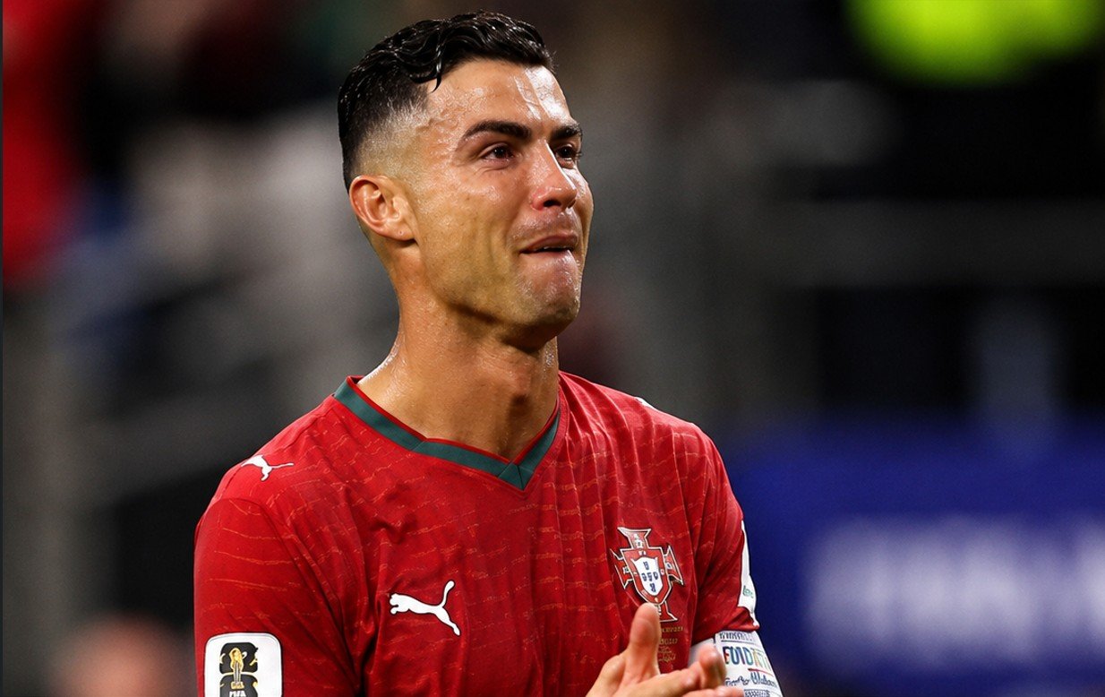 Cristiano Ronaldo tak kuasa menahan air mata setelah Portugal tersingkir dari Piala Dunia 2026 usai kalah 0-1 dari Spanyol pada babak 16 besar di Dallas. Momen ini diperkirakan menjadi penampilan terakhir sang megabintang di ajang Piala Dunia/Hibata.id