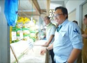 Deputi Kepala Perwakilan Bank Indonesia (BI) Provinsi Gorontalo Ciptoning Suryo Condro bersama Sekretaris Daerah Provinsi Gorontalo Sofian Ibrahim meninjau harga dan ketersediaan bahan pangan di Pasar Sentral Kota Gorontalo dalam rangka operasi pasar dan Gerakan Pangan Murah (GPM) sebagai upaya menjaga stabilitas harga serta mengendalikan inflasi daerah/Hibata.id