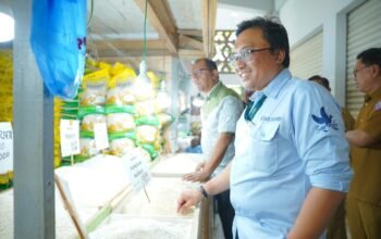 Deputi Kepala Perwakilan Bank Indonesia (BI) Provinsi Gorontalo Ciptoning Suryo Condro bersama Sekretaris Daerah Provinsi Gorontalo Sofian Ibrahim meninjau harga dan ketersediaan bahan pangan di Pasar Sentral Kota Gorontalo dalam rangka operasi pasar dan Gerakan Pangan Murah (GPM) sebagai upaya menjaga stabilitas harga serta mengendalikan inflasi daerah/Hibata.id