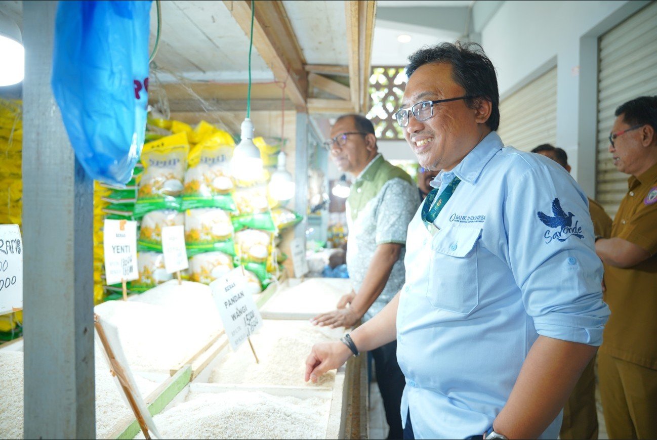 Deputi Kepala Perwakilan Bank Indonesia (BI) Provinsi Gorontalo Ciptoning Suryo Condro bersama Sekretaris Daerah Provinsi Gorontalo Sofian Ibrahim meninjau harga dan ketersediaan bahan pangan di Pasar Sentral Kota Gorontalo dalam rangka operasi pasar dan Gerakan Pangan Murah (GPM) sebagai upaya menjaga stabilitas harga serta mengendalikan inflasi daerah/Hibata.id