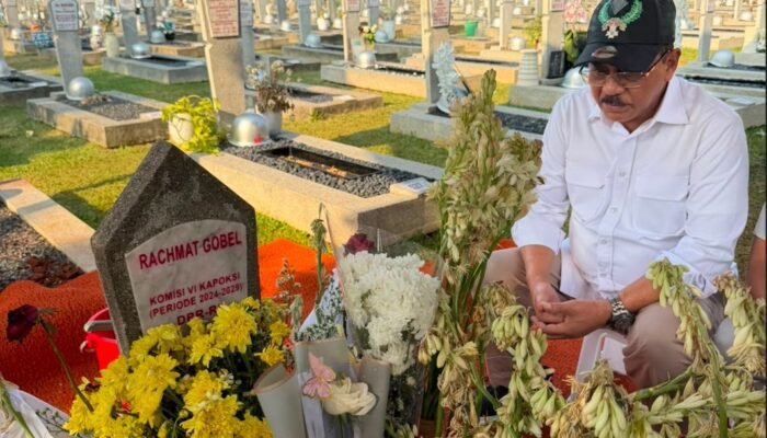 Kenang Pengabdian Sang Tokoh, Rum Pagau Tabur Doa di Makam Rachmat Gobel