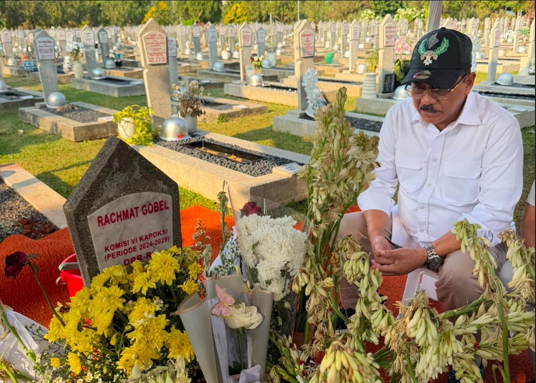 Rum Pagau Tabur Doa di Makam Rachmat Gobel/Hibata.id