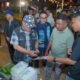 Bupati Kabupaten Gorontalo Sopian Puhi (kiri) didampingi Kepala Kantor Perwakilan Bank Indonesia Provinsi Gorontalo Bambang Satya Permana (kanan) saat menyambangi salah satu stan pelaku usaha kuliner pada peluncuran QRIS Tap di Gorontalo/Hibata.id
