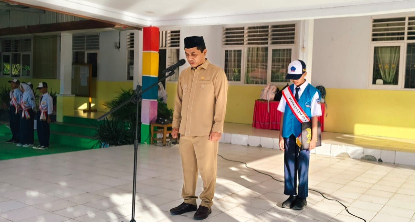Ketua Komisi II DPRD Kabupaten Bone Bolango, Sofyan Wahidji, mengajak seluruh siswa SMP Negeri 1 Tapa/Hibata.id