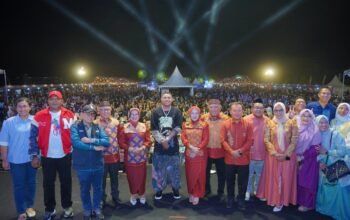 Ribuan warga memadati konser Toton Caribo pada puncak BAHAGIA QRISFest 2026 di Sport Center GOR David Tony Limboto, Kabupaten Gorontalo. Konser yang tiketnya ditukar melalui transaksi QRIS itu turut mendorong perputaran ekonomi UMKM dengan nilai transaksi mencapai Rp1,26 miliar/Hibata.id