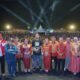 Ribuan warga memadati konser Toton Caribo pada puncak BAHAGIA QRISFest 2026 di Sport Center GOR David Tony Limboto, Kabupaten Gorontalo. Konser yang tiketnya ditukar melalui transaksi QRIS itu turut mendorong perputaran ekonomi UMKM dengan nilai transaksi mencapai Rp1,26 miliar/Hibata.id