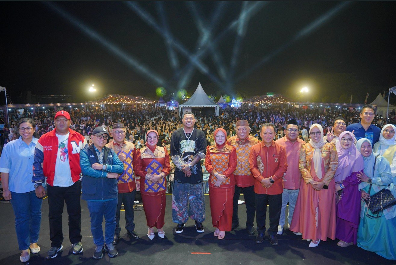 Ribuan warga memadati konser Toton Caribo pada puncak BAHAGIA QRISFest 2026 di Sport Center GOR David Tony Limboto, Kabupaten Gorontalo. Konser yang tiketnya ditukar melalui transaksi QRIS itu turut mendorong perputaran ekonomi UMKM dengan nilai transaksi mencapai Rp1,26 miliar/Hibata.id