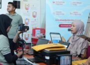 Petugas Kantor Imigrasi Kelas I TPI Gorontalo melayani perekaman biometrik pemohon dalam program EAZY Paspor di Kantor Daihatsu Kota Gorontalo, Sabtu (18/7/2026). Layanan jemput bola tersebut mempermudah masyarakat mengurus paspor tanpa harus datang ke kantor imigrasi/Hibata.id