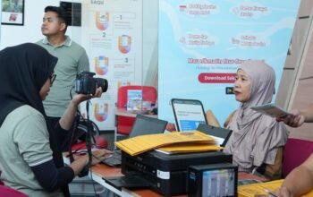 Petugas Kantor Imigrasi Kelas I TPI Gorontalo melayani perekaman biometrik pemohon dalam program EAZY Paspor di Kantor Daihatsu Kota Gorontalo, Sabtu (18/7/2026). Layanan jemput bola tersebut mempermudah masyarakat mengurus paspor tanpa harus datang ke kantor imigrasi/Hibata.id