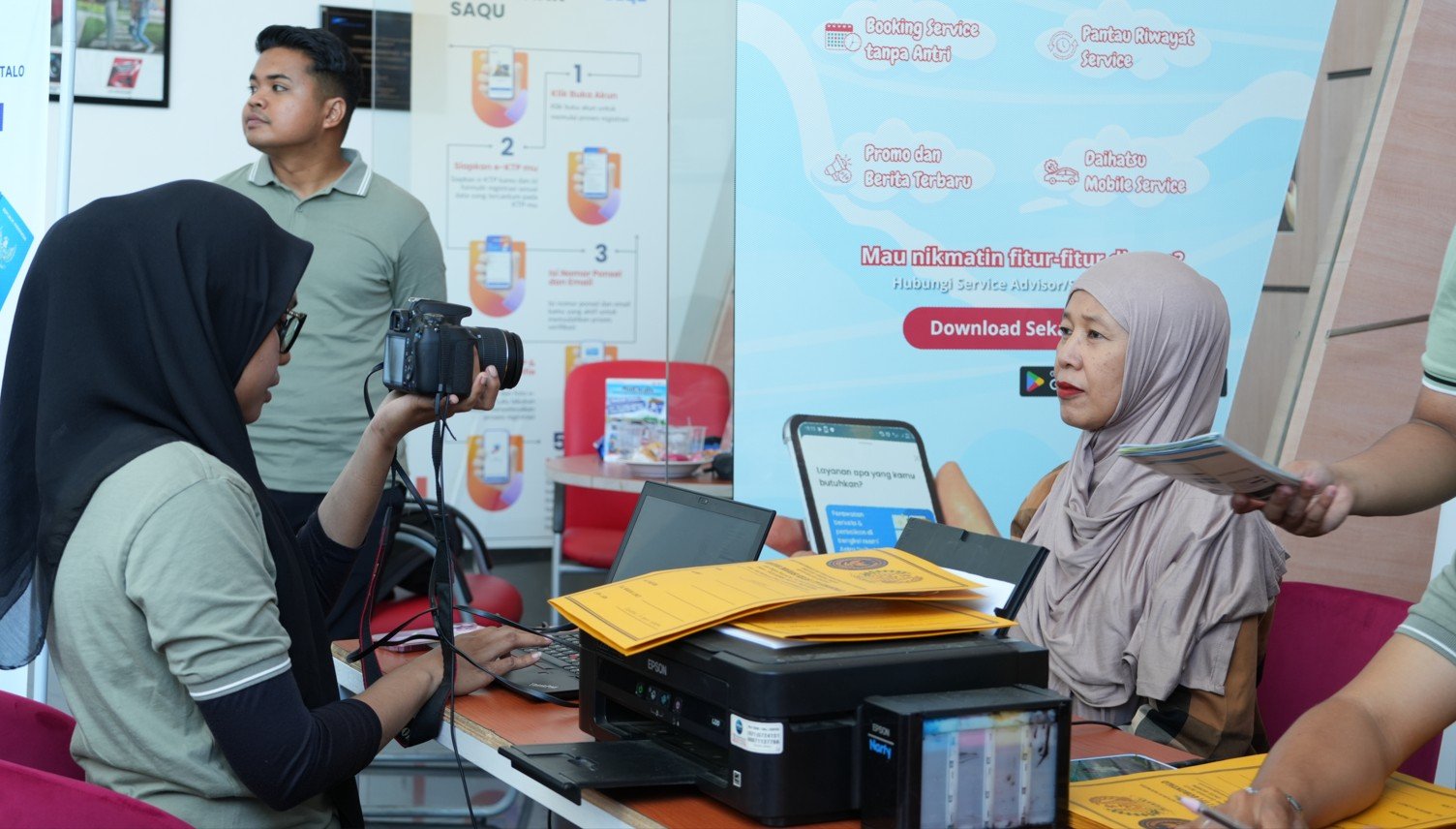 Petugas Kantor Imigrasi Kelas I TPI Gorontalo melayani perekaman biometrik pemohon dalam program EAZY Paspor di Kantor Daihatsu Kota Gorontalo, Sabtu (18/7/2026). Layanan jemput bola tersebut mempermudah masyarakat mengurus paspor tanpa harus datang ke kantor imigrasi/Hibata.id