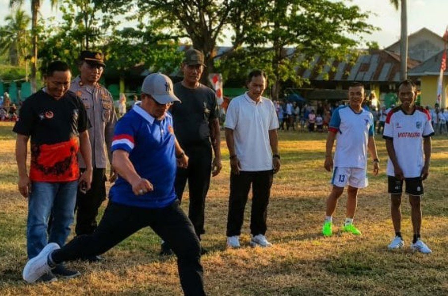 Bupati Bolmut Sirajudin Lasena membuka Turnamen Sepak Bola Antar Desa Kecamatan Bintauna yang diikuti 16 tim untuk memeriahkan HUT RI Ke-81/Hibata.id