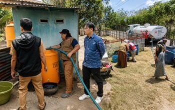 BPBD Bone Bolango bersama PMI menyalurkan ribuan liter air bersih kepada warga Desa Pancuran, Kecamatan Suwawa Selatan, yang terdampak kekeringan akibat musim kemarau/Hibata.id