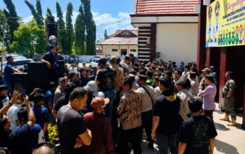 Ratusan warga Kecamatan Popayato Barat menggelar aksi damai di DPRD Pohuwato untuk menolak rencana masuknya PT Lumintu Ageng Lestari Joyo/Hibata.id