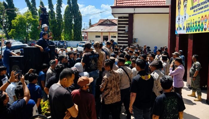 Ratusan Warga Kepung DPRD Pohuwato, Tolak Rencana Masuknya PT Lumintu