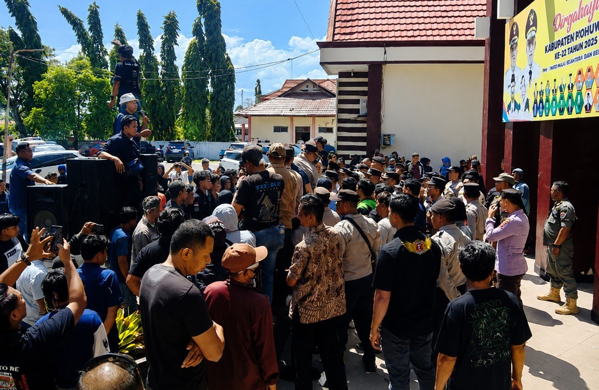 Ratusan warga Kecamatan Popayato Barat menggelar aksi damai di DPRD Pohuwato untuk menolak rencana masuknya PT Lumintu Ageng Lestari Joyo/Hibata.id