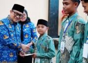 Wakil Wali Kota Gorontalo, Indra Gobel, mewakili Wali Kota Adhan Dambea secara resmi melepas keberangkatan Kafilah Kota Gorontalo yang akan berlaga pada Musabaqah Tilawatil Qur’an (MTQ) Tingkat Provinsi Gorontalo. (Foto: Humas)