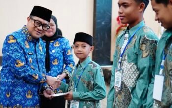 Wakil Wali Kota Gorontalo, Indra Gobel, mewakili Wali Kota Adhan Dambea secara resmi melepas keberangkatan Kafilah Kota Gorontalo yang akan berlaga pada Musabaqah Tilawatil Qur’an (MTQ) Tingkat Provinsi Gorontalo. (Foto: Humas)