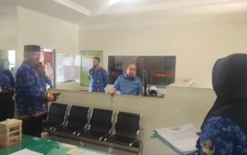 Wali Kota Gorontalo Adhan Dambea melakukan inspeksi mendadak (sidak) ke sejumlah kantor kecamatan dan kelurahan pada Kamis siang, 2 Juli 2026. (Foto: Humas)