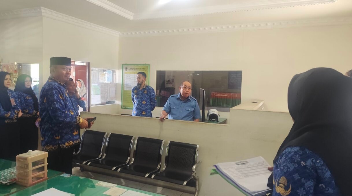 Wali Kota Gorontalo Adhan Dambea melakukan inspeksi mendadak (sidak) ke sejumlah kantor kecamatan dan kelurahan pada Kamis siang, 2 Juli 2026. (Foto: Humas)