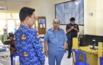 Wali Kota Gorontalo Adhan Dambea turun langsung meninjau berbagai persiapan di Kelurahan Moodu pada Kamis siang, 2 Juli 2026. (Foto: Humas)