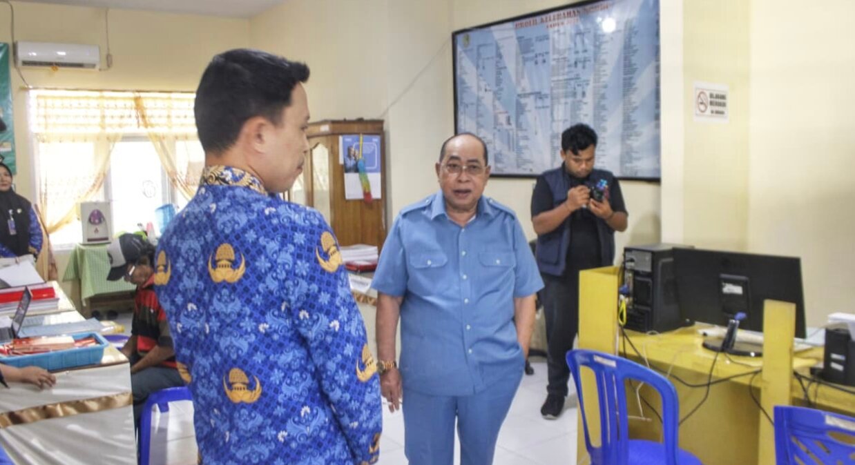 Wali Kota Gorontalo Adhan Dambea turun langsung meninjau berbagai persiapan di Kelurahan Moodu pada Kamis siang, 2 Juli 2026. (Foto: Humas)