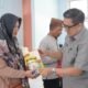 Wakil Wali Kota Gorontalo Indra Gobel saat menyerahkan bantuan kepada pelaku usaha mikro dan tenaga kerja mandiri (TKM). (Foto: Humas)