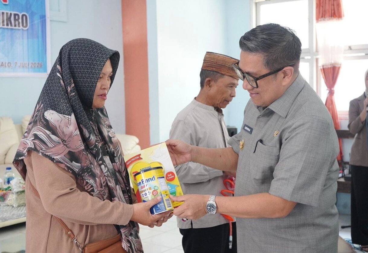 Wakil Wali Kota Gorontalo Indra Gobel saat menyerahkan bantuan kepada pelaku usaha mikro dan tenaga kerja mandiri (TKM). (Foto: Humas)