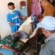 Wali Kota Gorontalo Adhan Dambea saat bertemu dengan Oma Hano Bahu, seorang lanjut usia (lansia) di Kelurahan Dembe I, Kecamatan Kota Barat,  (Foto: Humas)