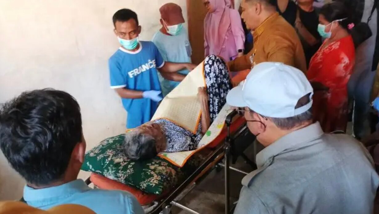 Wali Kota Gorontalo Adhan Dambea saat bertemu dengan Oma Hano Bahu, seorang lanjut usia (lansia) di Kelurahan Dembe I, Kecamatan Kota Barat,  (Foto: Humas)