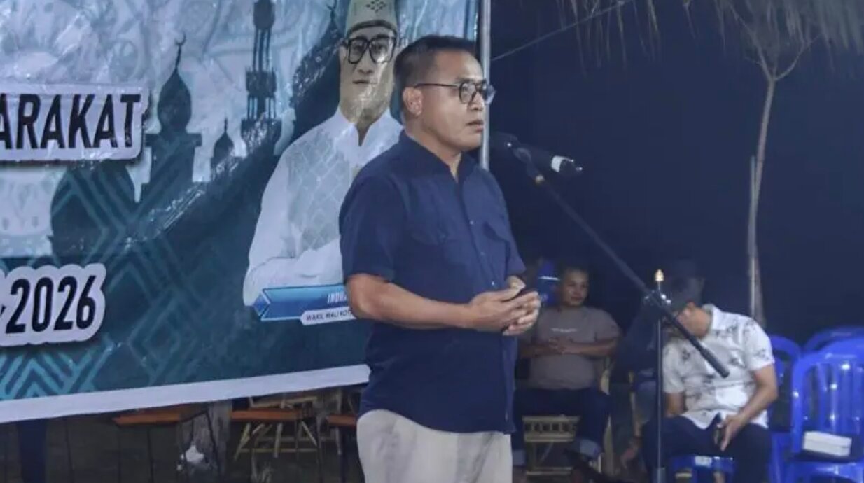 Kepala Badan Perencanaan Pembangunan, Riset, dan Inovasi Daerah (Bapperida) Kota Gorontalo, Heru Zulkifli Thalib saat kegiatan silaturahmi  di Tamendao, Kelurahan Leato Utara, Kecamatan Dumbo Raya, Selasa malam, 7 Juli 2026, (Foto: Humas)