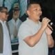 Kepala Dinas Pendidikan dan Kebudayaan Kota Gorontalo Husin Ali saat memberikan sambutan di acara silaturahmi dan sosialisasi urusan pemerintahan, pembangunan, serta kemasyarakatan Tahun 2026 di Kelurahan Leato Utara, Kecamatan Dumbo Raya, Selasa malam, 7 Juli 2026. (Foto: Humas)