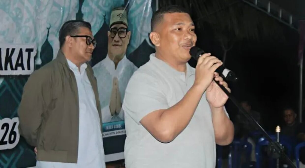 Kepala Dinas Pendidikan dan Kebudayaan Kota Gorontalo Husin Ali saat memberikan sambutan di acara silaturahmi dan sosialisasi urusan pemerintahan, pembangunan, serta kemasyarakatan Tahun 2026 di Kelurahan Leato Utara, Kecamatan Dumbo Raya, Selasa malam, 7 Juli 2026. (Foto: Humas)
