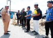 Wali Kota Gorontalo Adhan Dambea turun langsung meninjau sejumlah proyek perbaikan ruas jalan yang sedang berlangsung di Kota Gorontalo, Kamis, 9 Juli 2026. (Foto: Humas)