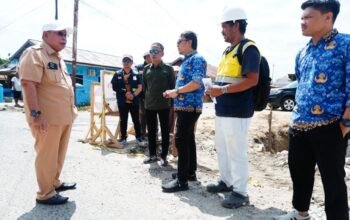 Wali Kota Gorontalo Adhan Dambea turun langsung meninjau sejumlah proyek perbaikan ruas jalan yang sedang berlangsung di Kota Gorontalo, Kamis, 9 Juli 2026. (Foto: Humas)