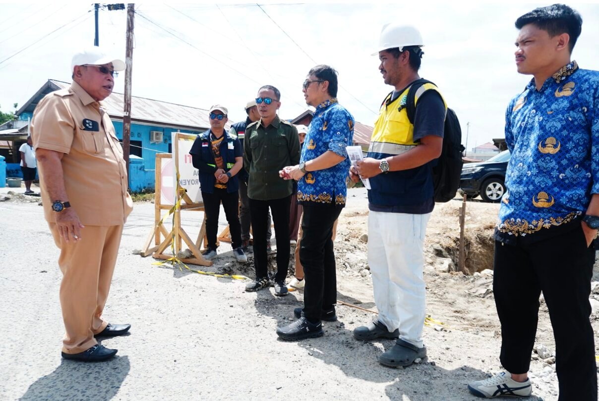 Wali Kota Gorontalo Adhan Dambea turun langsung meninjau sejumlah proyek perbaikan ruas jalan yang sedang berlangsung di Kota Gorontalo, Kamis, 9 Juli 2026. (Foto: Humas)