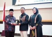 Wali Kota Gorontalo Adhan Dambea dengan Kombes Pol. Muhammad Junaedy Jhonny resmi diperkenalkan sebagai Kapolresta Gorontalo Kota yang baru menggantikan Kombes Pol. Suryono. (Foto: Humas)