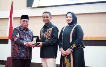 Wali Kota Gorontalo Adhan Dambea dengan Kombes Pol. Muhammad Junaedy Jhonny resmi diperkenalkan sebagai Kapolresta Gorontalo Kota yang baru menggantikan Kombes Pol. Suryono. (Foto: Humas)