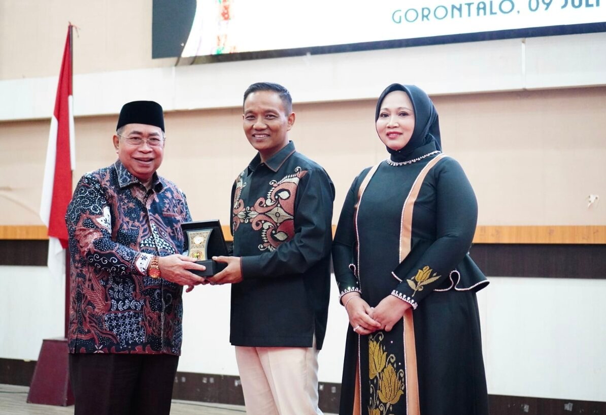 Wali Kota Gorontalo Adhan Dambea dengan Kombes Pol. Muhammad Junaedy Jhonny resmi diperkenalkan sebagai Kapolresta Gorontalo Kota yang baru menggantikan Kombes Pol. Suryono. (Foto: Humas)