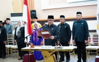 Wakil Wali Kota Gorontalo Indra Gobel saat melantik dan mengambil sumpah/janji jabatan kepala sekolah di lingkungan Pemerintah Kota Gorontalo, Jumat, 10 Juli 2026. (Foto: Humas)