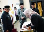 Wakil Wali Kota Gorontalo Indra Gobel saat melantik dan mengambil sumpah/janji jabatan kepala sekolah di lingkungan Pemerintah Kota Gorontalo, Jumat, 10 Juli 2026. (Foto: Humas)