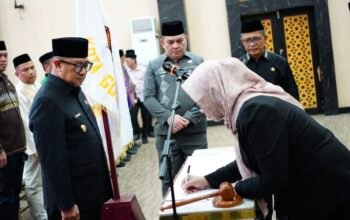 Wakil Wali Kota Gorontalo Indra Gobel saat melantik dan mengambil sumpah/janji jabatan kepala sekolah di lingkungan Pemerintah Kota Gorontalo, Jumat, 10 Juli 2026. (Foto: Humas)